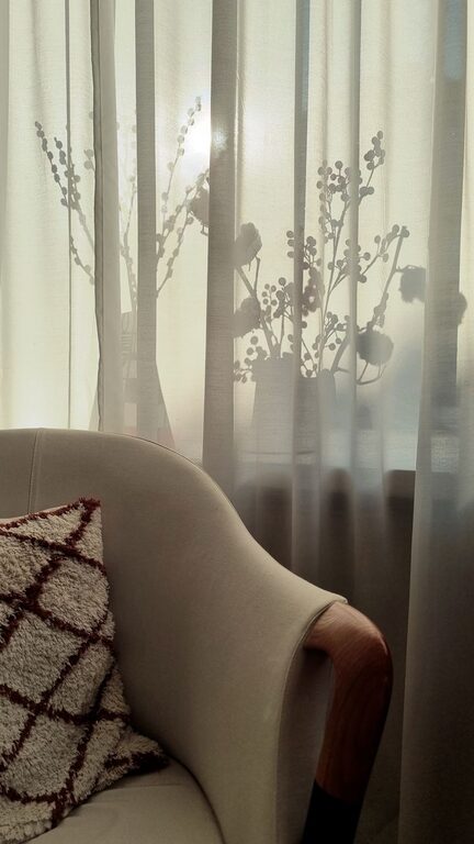 Jak odświeżyć salon za pomocą tekstyliów i dodatków